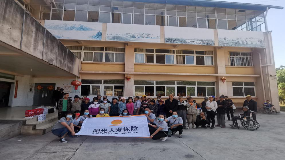 阳光人寿普洱中支开展“留住爱的时光 呵护老人”敬老院探访活动