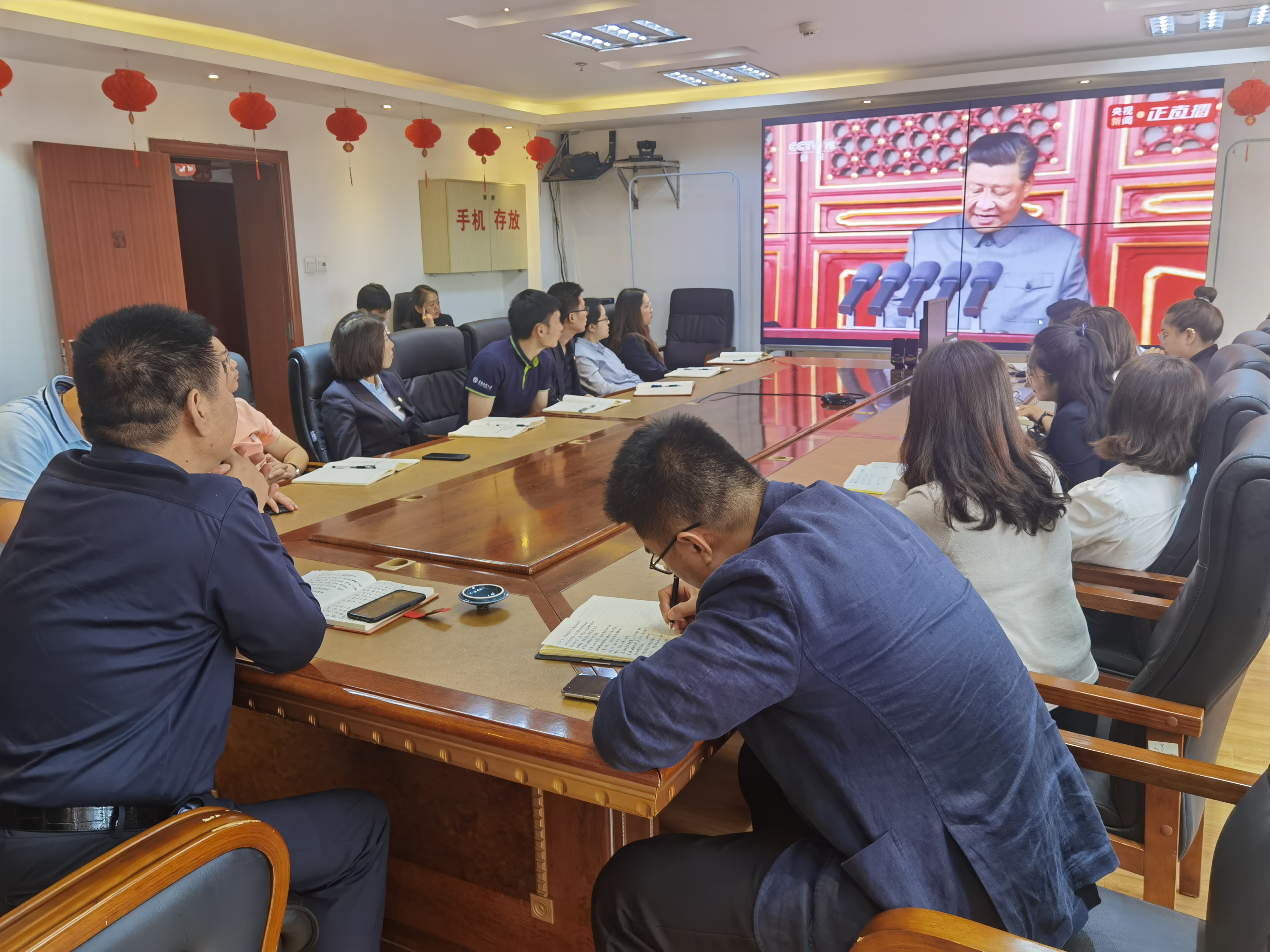 热烈庆祝中国共产党成立100周年 ——富德生命人寿云南分公司党支部集中党员群众观看建党100周年庆祝大会直播盛况