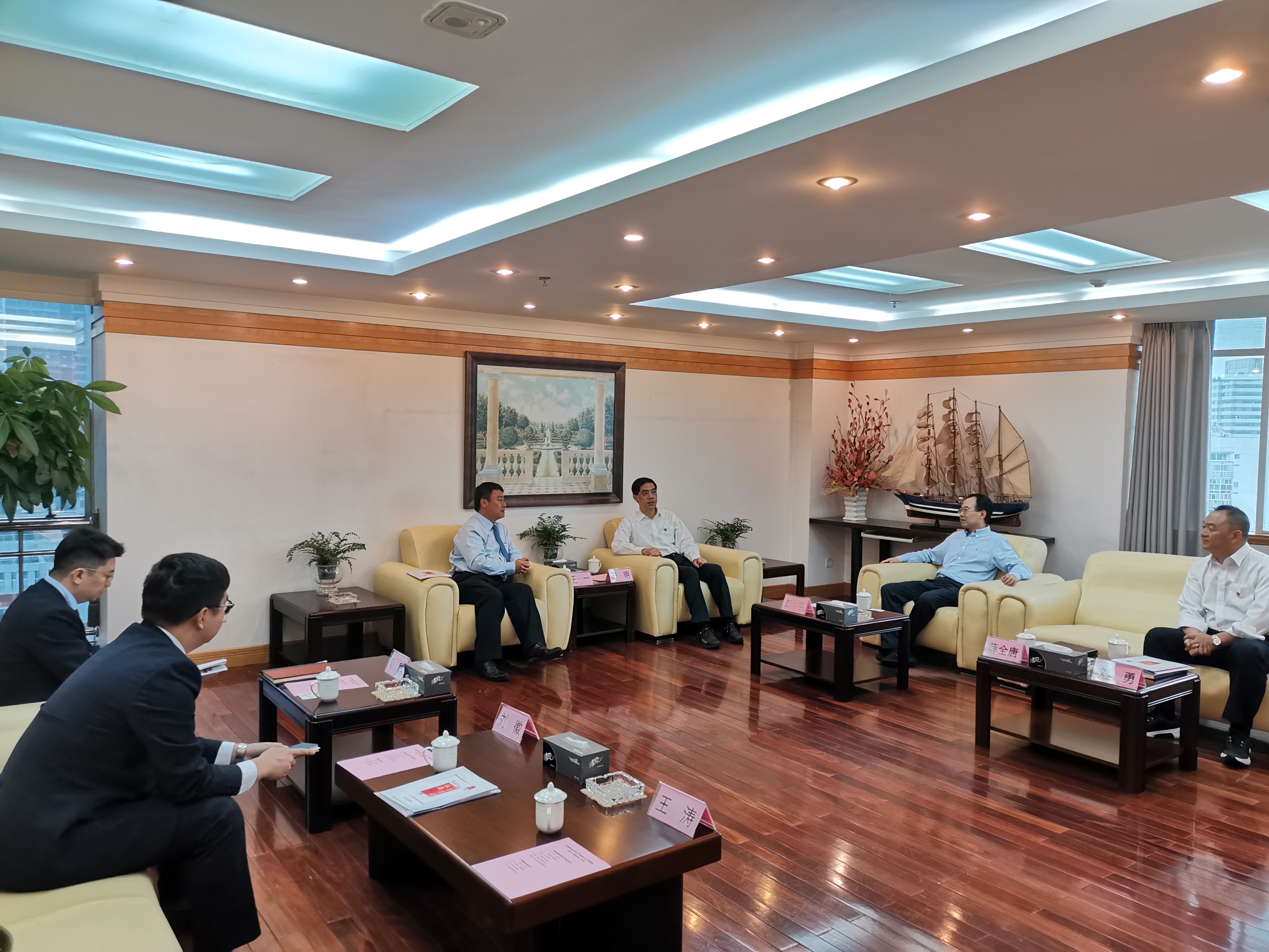 华夏保险云南分公司党委书记、总经理王一，党委委员、副总经理邓群一行前往中国邮政集团云南省分公司进行拜访