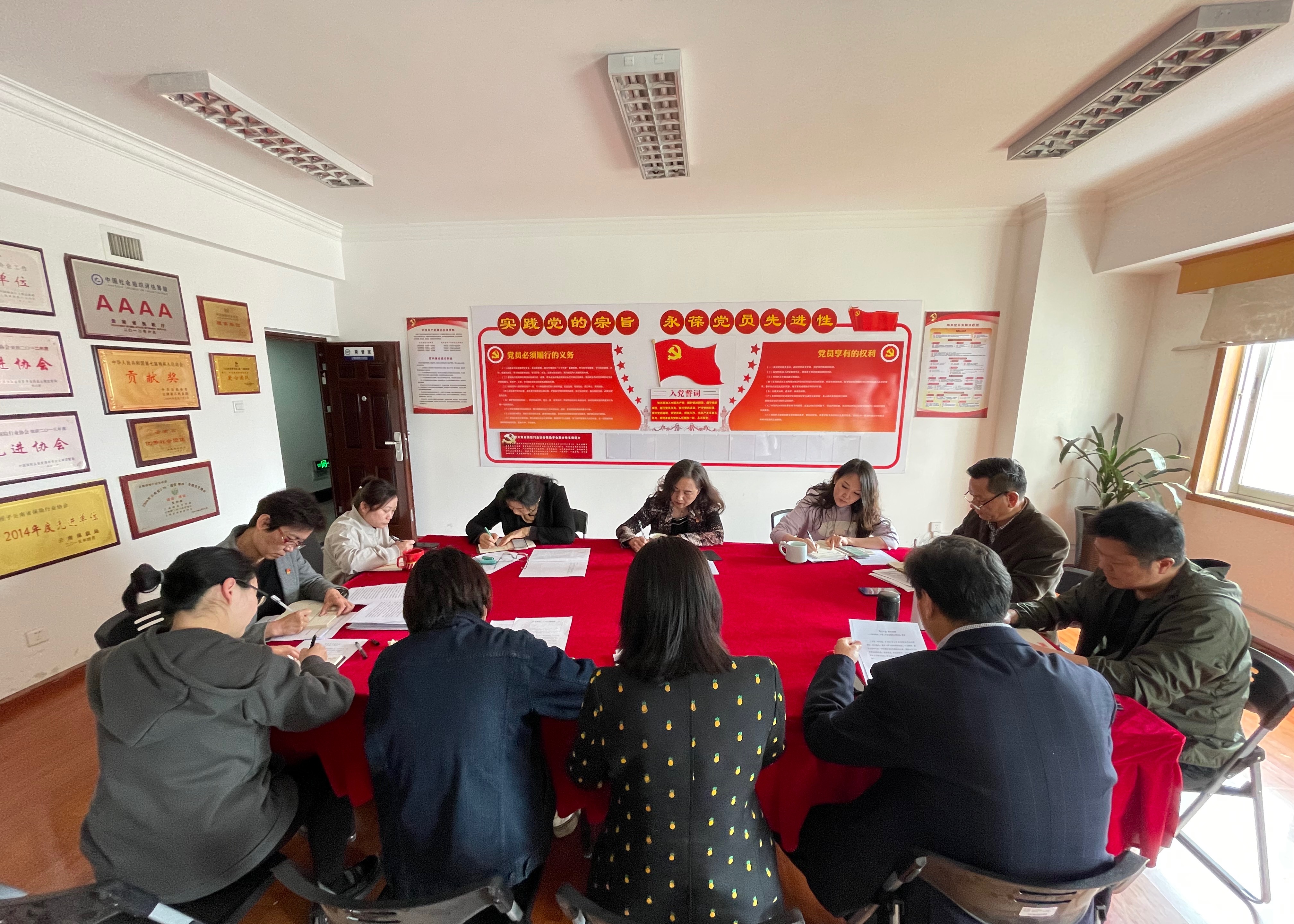 广大党员干部座谈交流学习贯彻 党的二十大精神的体会