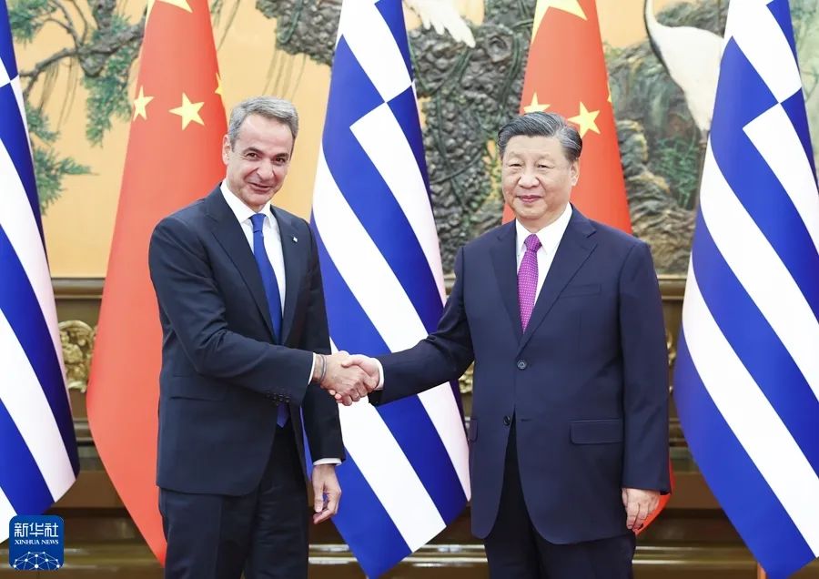 11月3日下午，国家主席习近平在人民大会堂会见来华进行正式访问的希腊总理米佐塔基斯。