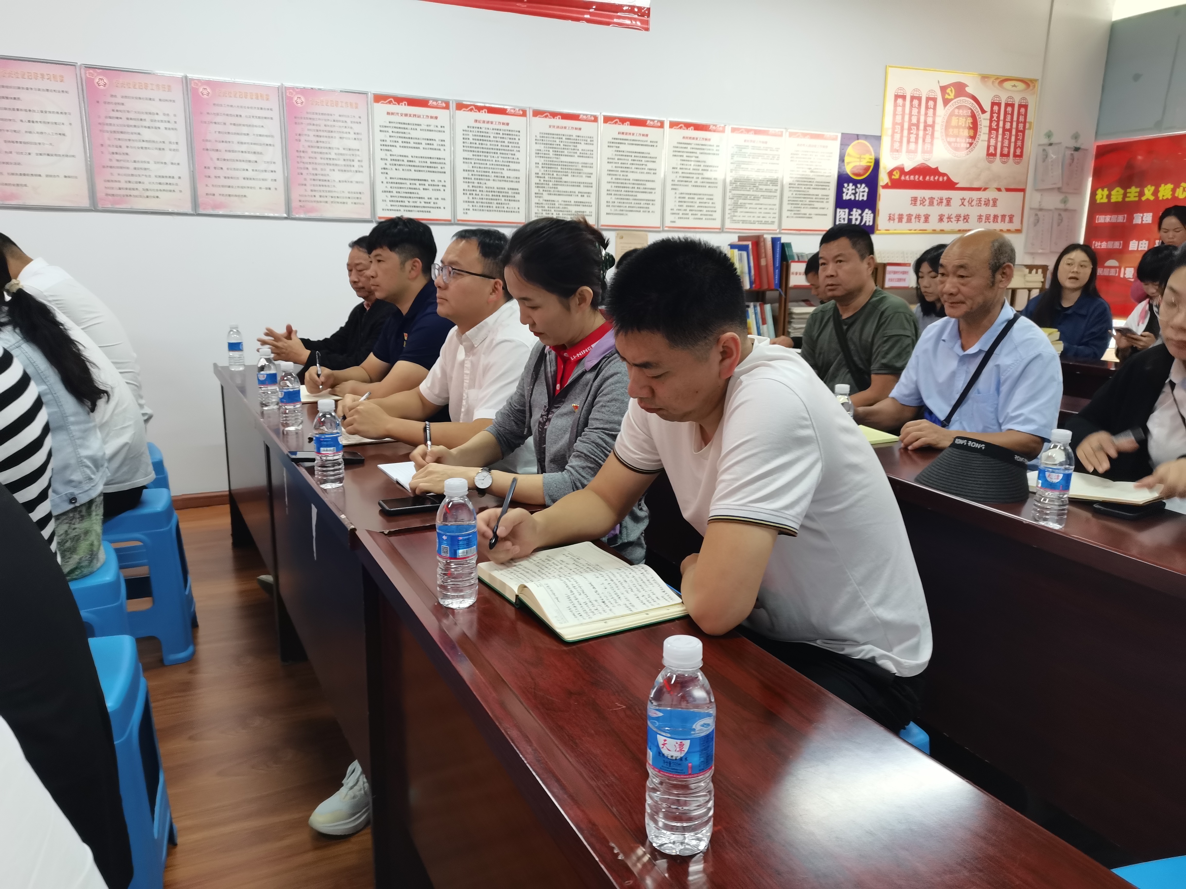 德云分党支部第一党小组参加宏光社区二十届三中全会宣讲学习活动